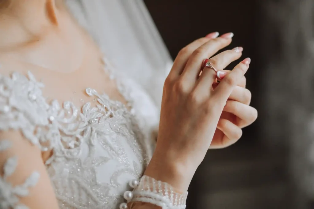 שמלות בעיטור חרוזים ואבנים