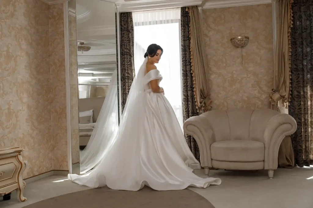 שמלות תחרה ומשי יוקרתיות